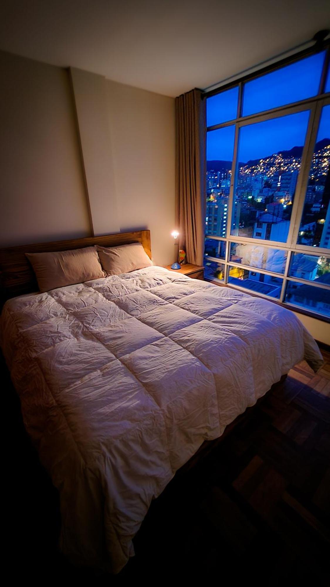 Comodo Amplio Con Lindas Vistas Sector Embajadas Piso Alto La Paz